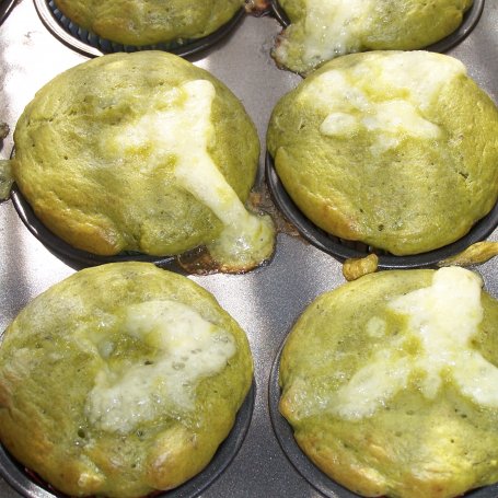 Krok 5 - Zielone muffinki, czyli pomysł na pesto ze szpinaku :) foto