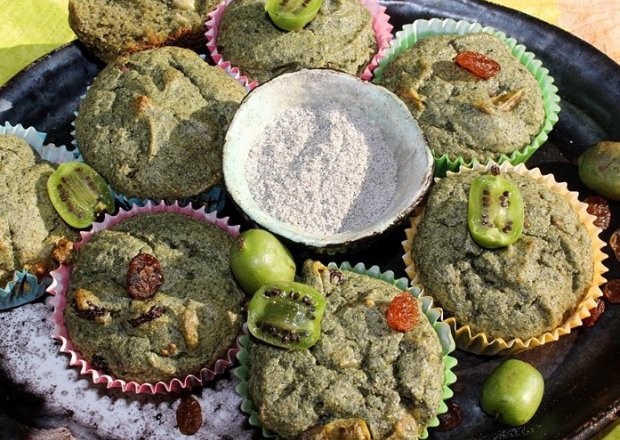 Fotografia przedstawiająca Zielone muffiny kukurydziane z rodzynkami i mini kiwi