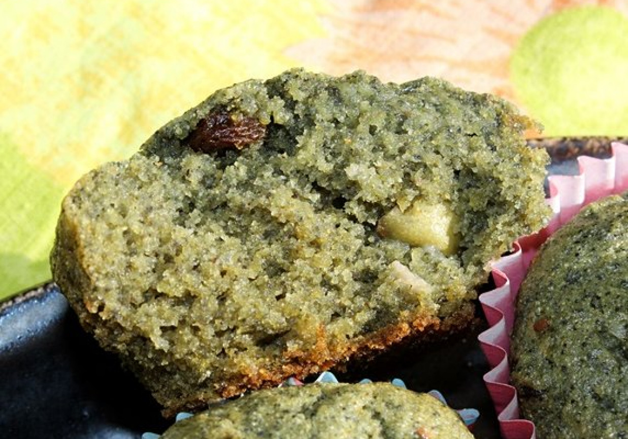 Zielone muffiny kukurydziane z rodzynkami i mini kiwi foto