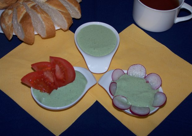 Fotografia przedstawiająca Zielone na pieczywo, czyli pasta twarogowa ze szpinakiem.
