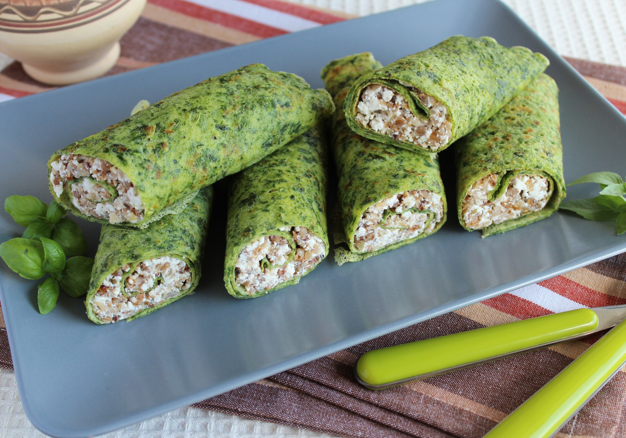Zielone naleśniki ze szpinakiem, kaszą gryczaną i białym serem foto