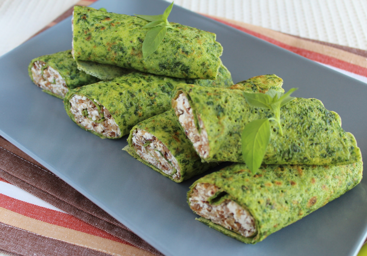 Zielone naleśniki ze szpinakiem, kaszą gryczaną i białym serem foto