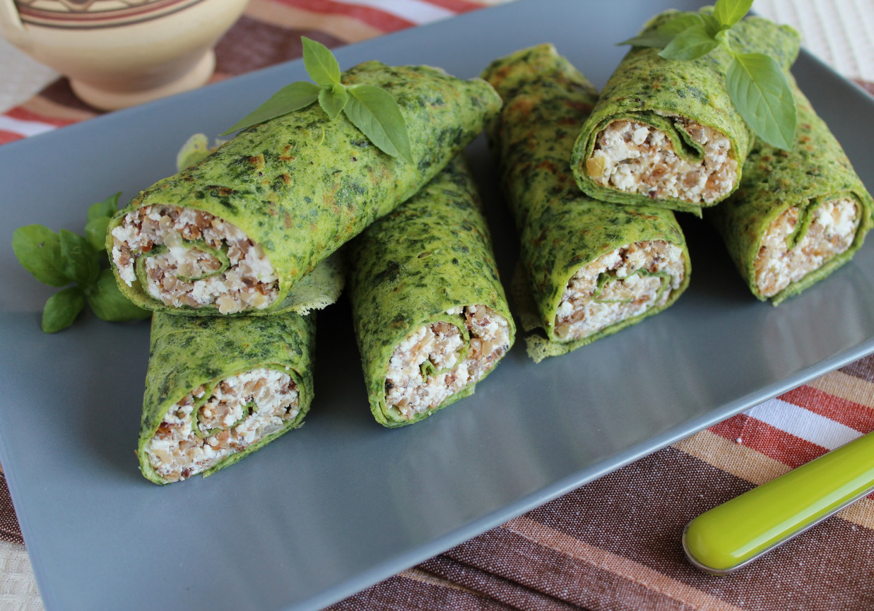 Zielone naleśniki ze szpinakiem, kaszą gryczaną i białym serem foto