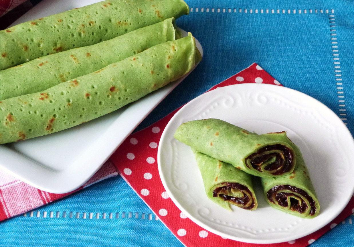 Zielone naleśniki z powidłami foto