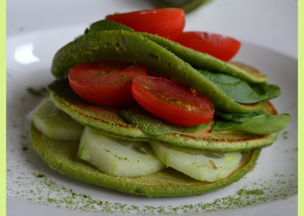 Fotografia przedstawiająca Zielone pancakes z młodym jęczmieniem