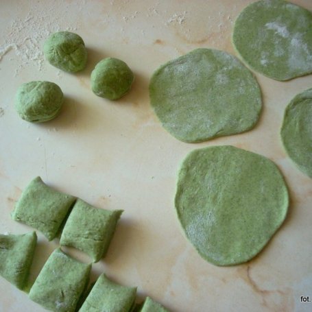 Krok 5 - Zielone pierogi z kaczką i smardzami foto