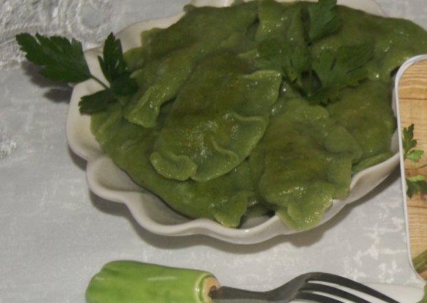 Fotografia przedstawiająca Zielone pierogi z kaszą i cebulką prażoną