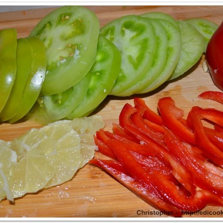 Krok 2 - Zielone pomidory w zalewie z papryką i rodzynkami. foto