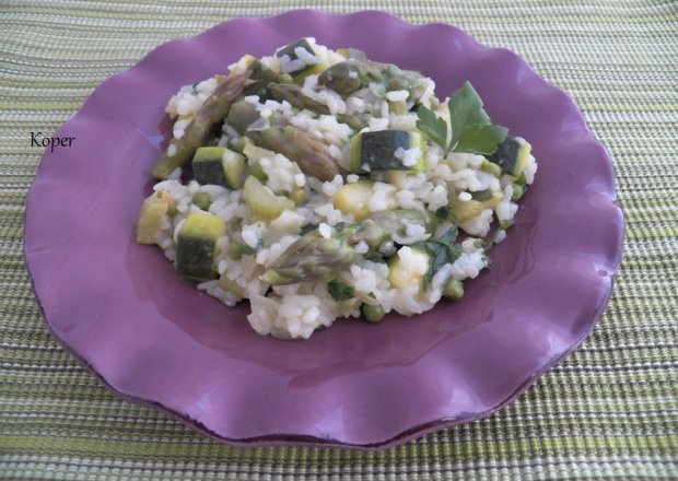 Fotografia przedstawiająca Zielone risotto ze szparagami i cukinią