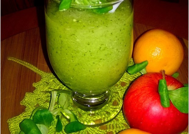 Fotografia przedstawiająca Zielone smoothie (z selerem, jabłkiem, roszponką i mandarynką)
