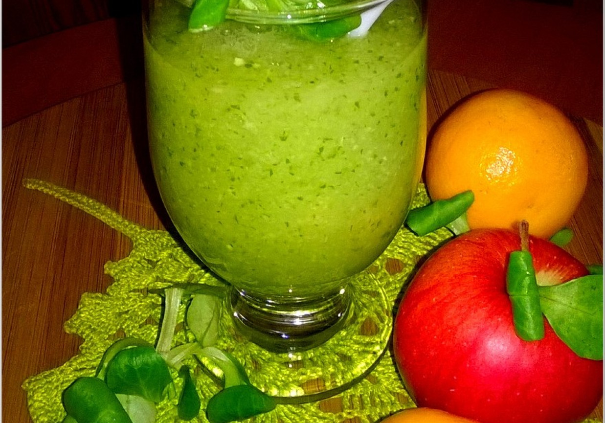 Zielone smoothie (z selerem, jabłkiem, roszponką i mandarynką) foto