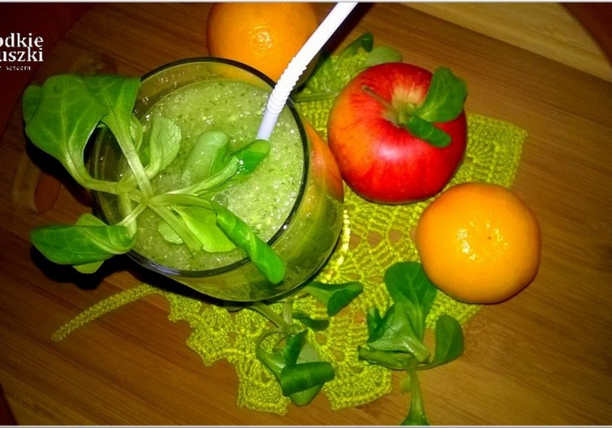 Zielone smoothie (z selerem, jabłkiem, roszponką i mandarynką) foto