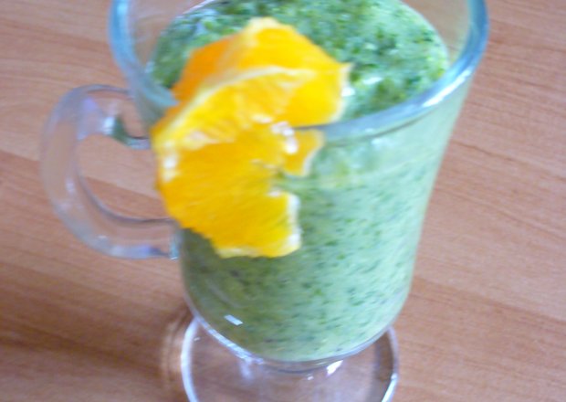 Fotografia przedstawiająca zielone smoothie