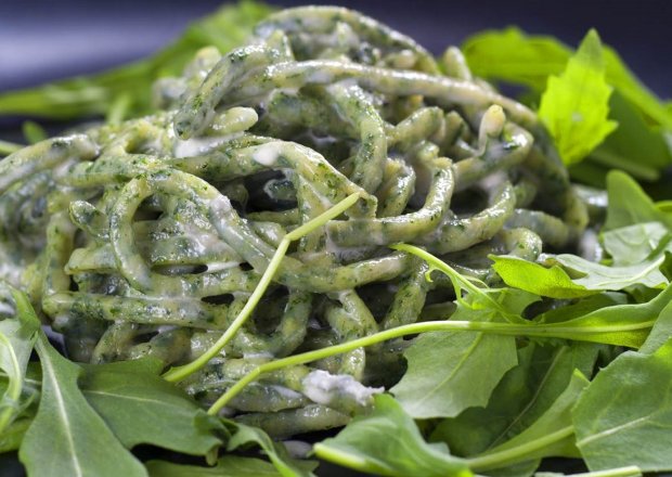 Fotografia przedstawiająca Zielone spaghetti quadri w sosie gorgonzola