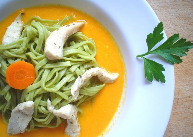 Fotografia przedstawiająca Zielone spaghetti z marchewkowym sosem