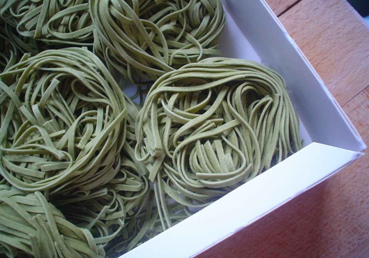 Zielone spaghetti z marchewkowym sosem foto