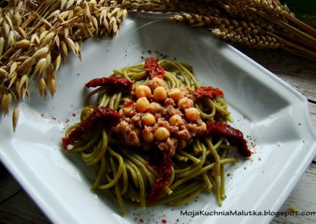 Fotografia przedstawiająca Zielone spaghetti z tuńczykiem i suszonymi pomidorami