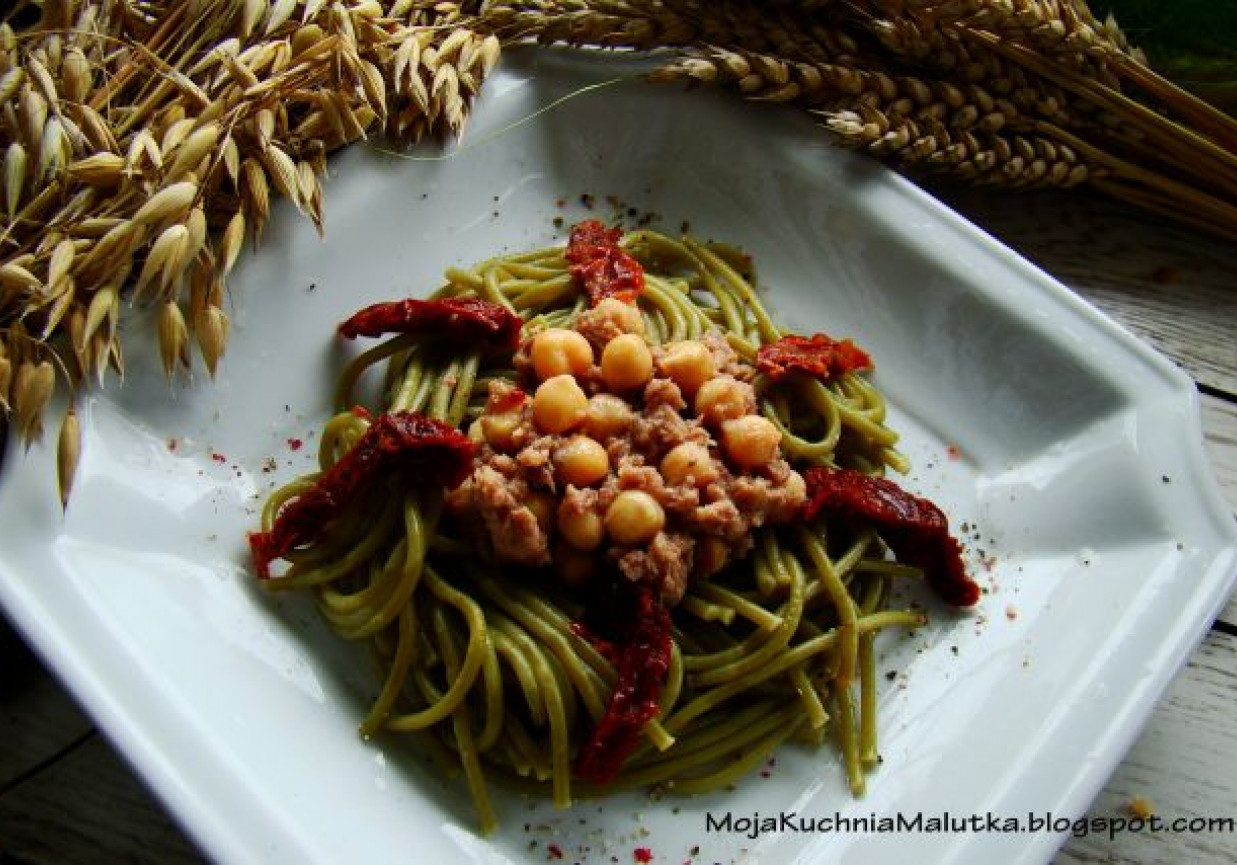 Zielone spaghetti z tuńczykiem i suszonymi pomidorami foto