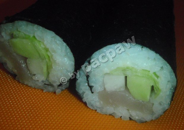 Fotografia przedstawiająca Zielone sushi maki z bryndzą i miecznikiem
