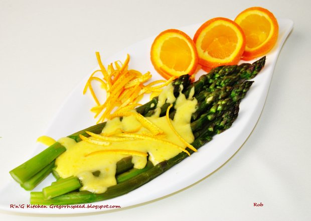 Fotografia przedstawiająca Zielone szparagi w sosie pomarańczowym