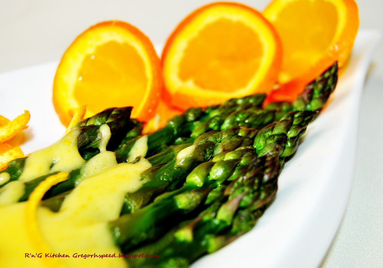 Zielone szparagi w sosie pomarańczowym foto