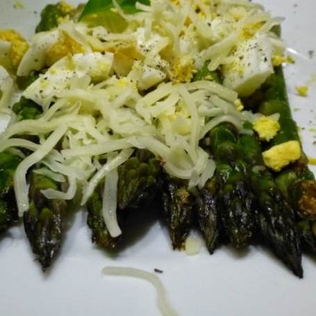 Krok 2 - Zielone szparagi z jajkiem i mozzarellą foto