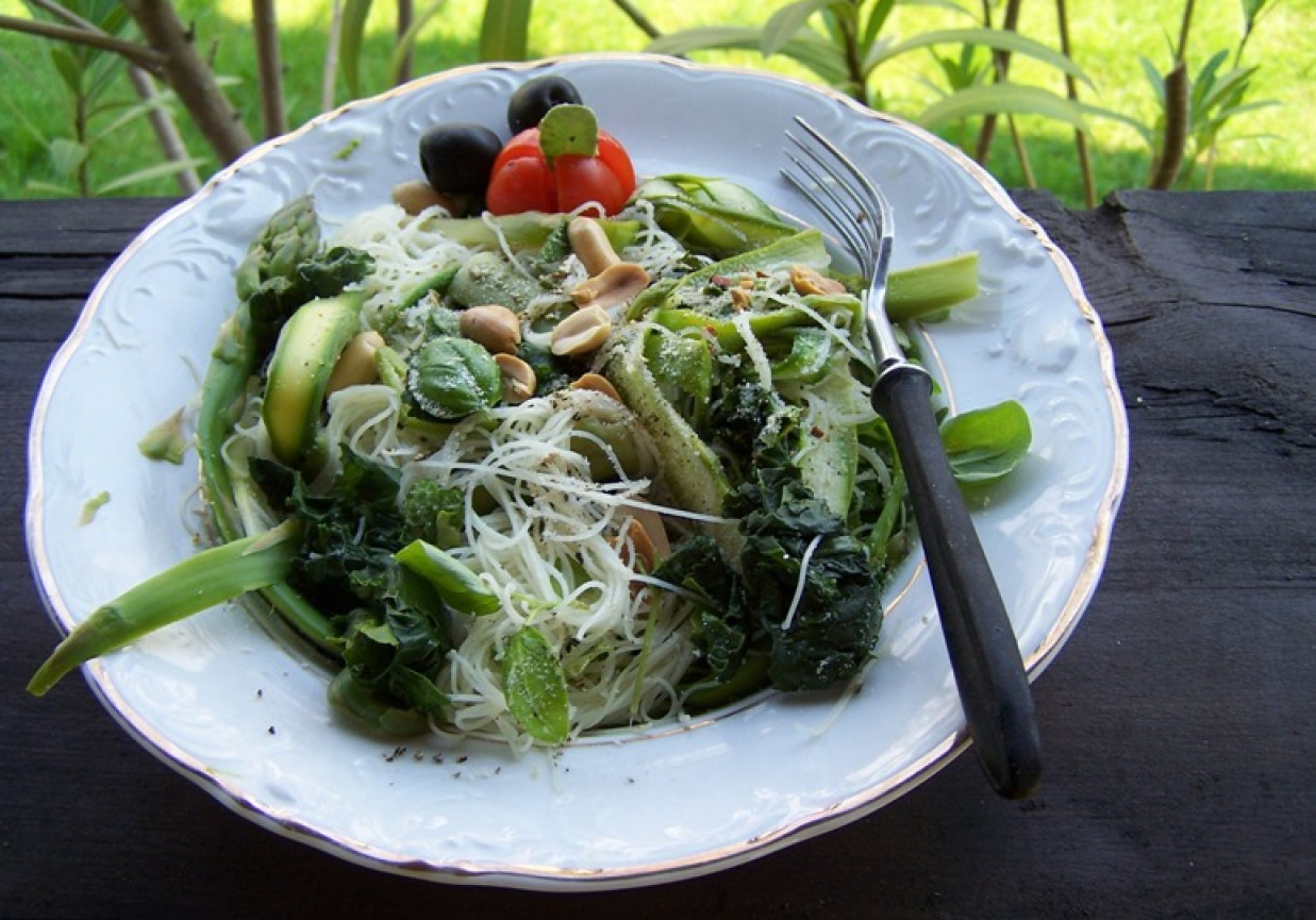 zielone warzywa z makaronem ryżowym i śwżymi ziołami foto