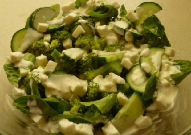 Fotografia przedstawiająca Zielono - biała sałatka