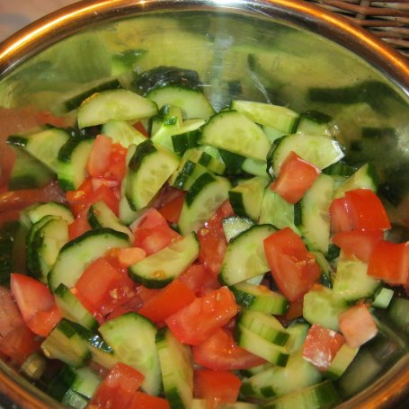 Krok 2 - ,,Zielono mi”- kolorowa sałatka z sosem foto