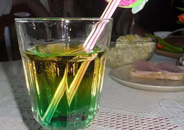 Fotografia przedstawiająca Zielono - żółty drink