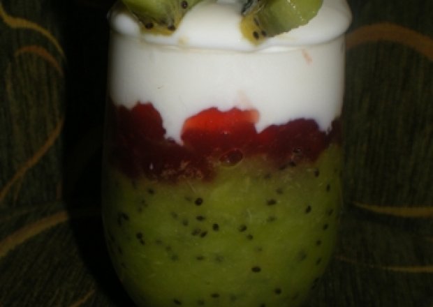 Fotografia przedstawiająca Zielono-czerwono-biały deser
