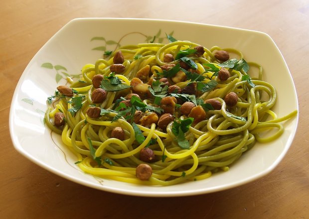 Fotografia przedstawiająca Zielono-żółte spaghetti w sosie serowym