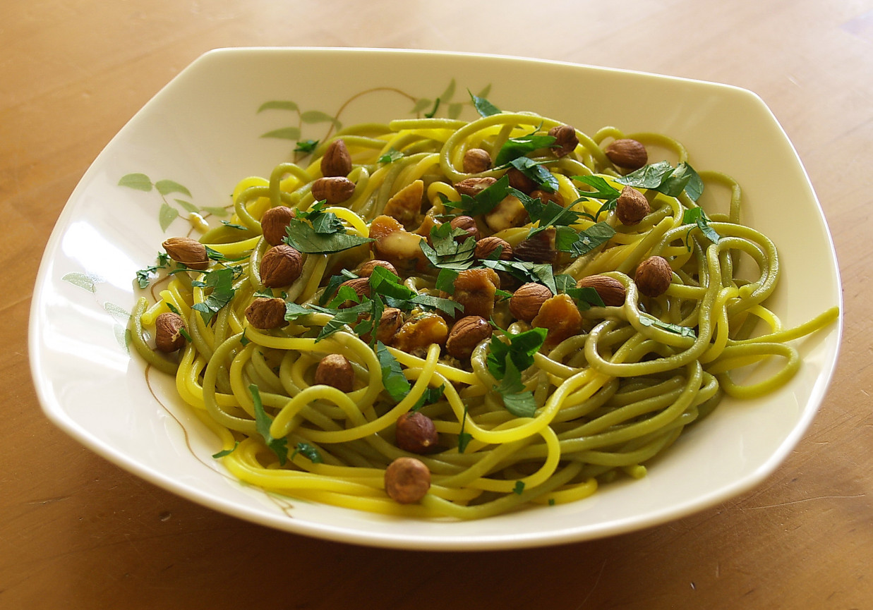 Zielono-żółte spaghetti w sosie serowym foto