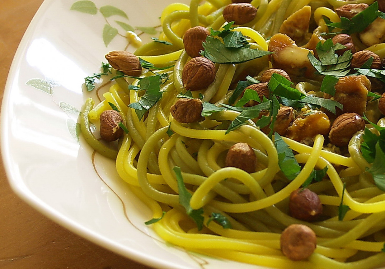 Zielono-żółte spaghetti w sosie serowym foto
