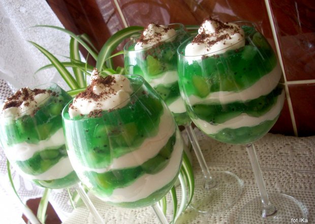 Fotografia przedstawiająca Zielony deser kiwi-śmietanowy
