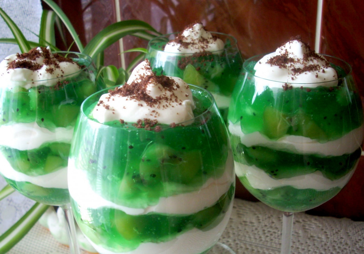 Zielony deser kiwi-śmietanowy foto