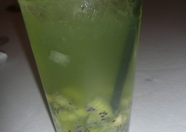 Fotografia przedstawiająca zielony drink kiwi