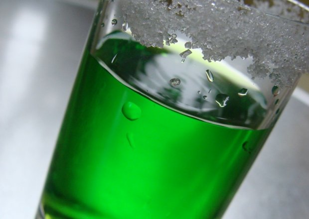 Fotografia przedstawiająca zielony drink