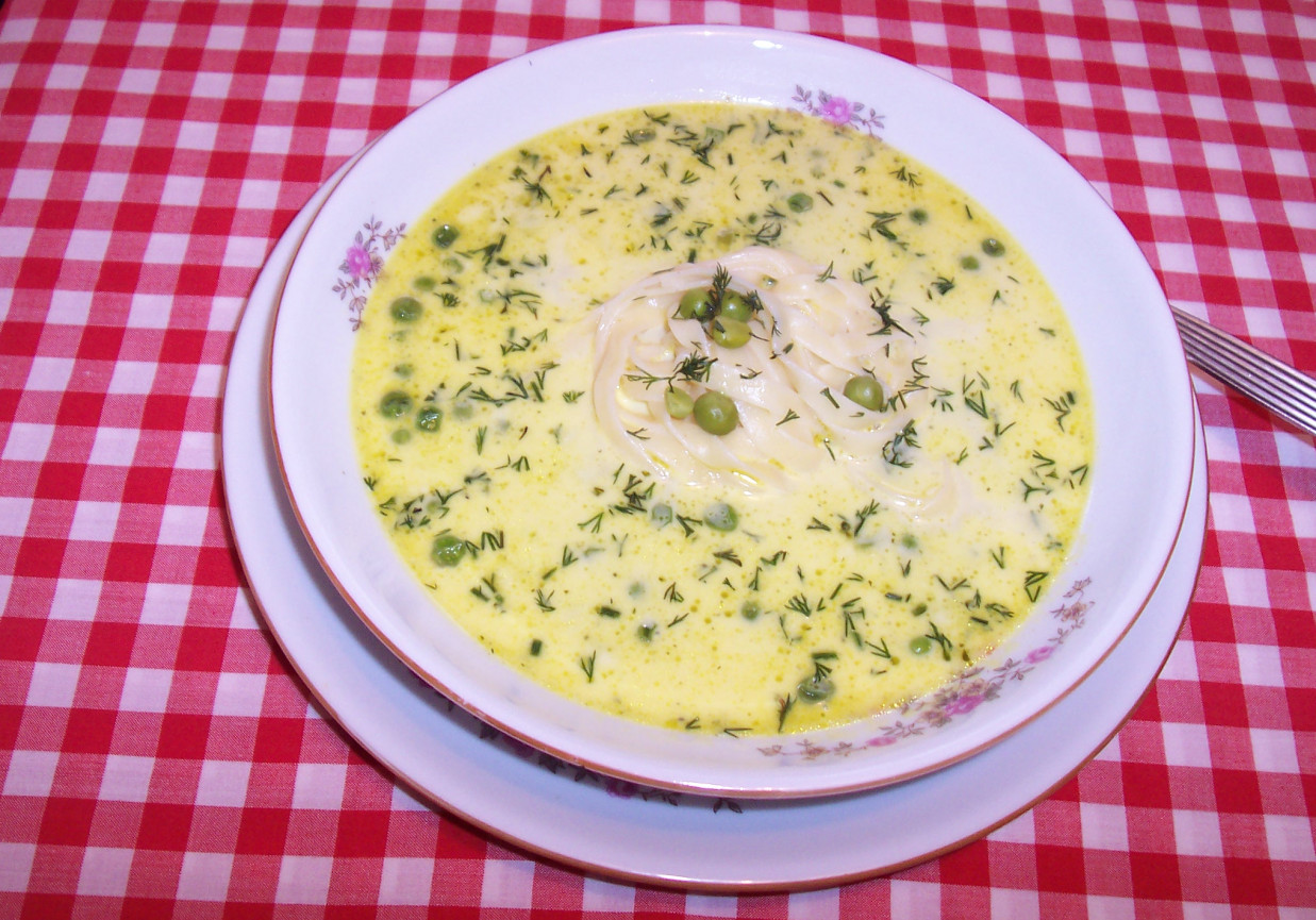 Zielony groszek w zupie serowej foto