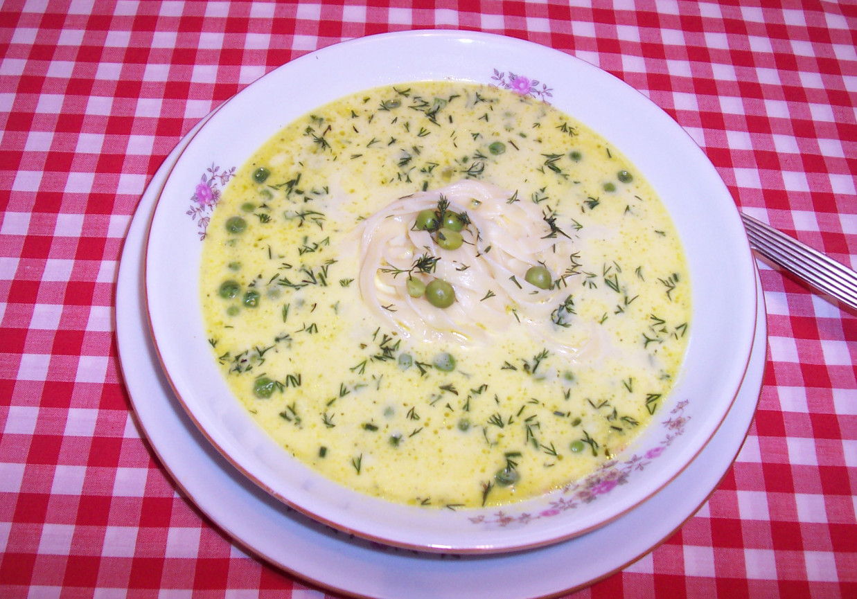Zielony groszek w zupie serowej foto