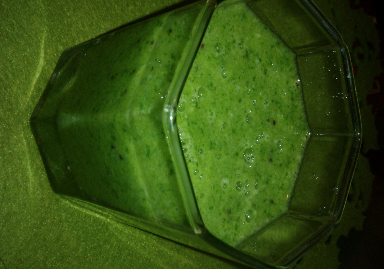 Zielony koktajl z kiwi i szpinaku foto