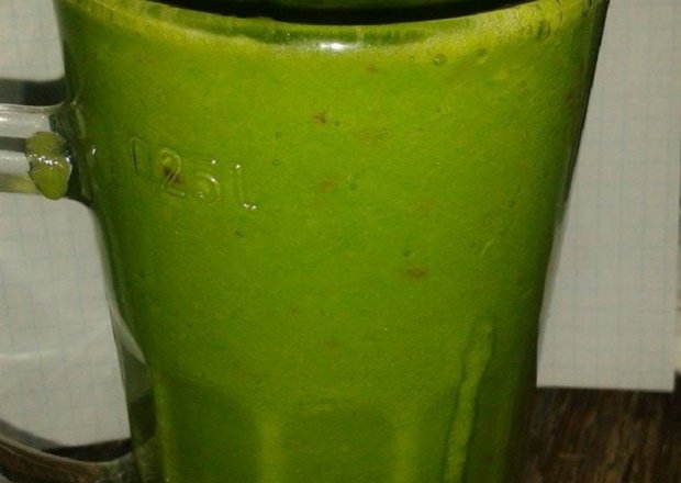 Fotografia przedstawiająca Zielony koktajl ze szpinakiem
