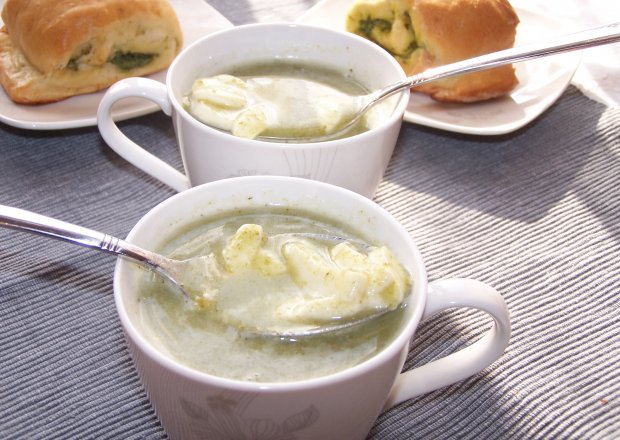 Fotografia przedstawiająca Zielony krem z mozzarellą, czyli zupa ziemniaczano-szpinakowa z dodatkiem czosnku :)