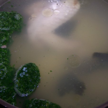 Krok 3 - Zielony krem z mozzarellą, czyli zupa ziemniaczano-szpinakowa z dodatkiem czosnku :) foto