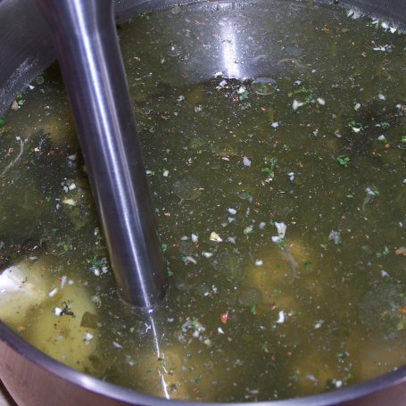 Krok 5 - Zielony krem z mozzarellą, czyli zupa ziemniaczano-szpinakowa z dodatkiem czosnku :) foto