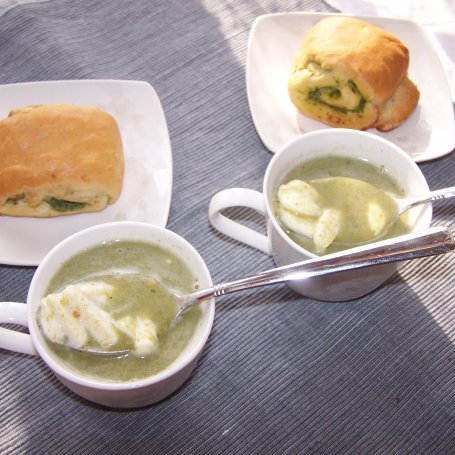 Krok 6 - Zielony krem z mozzarellą, czyli zupa ziemniaczano-szpinakowa z dodatkiem czosnku :) foto