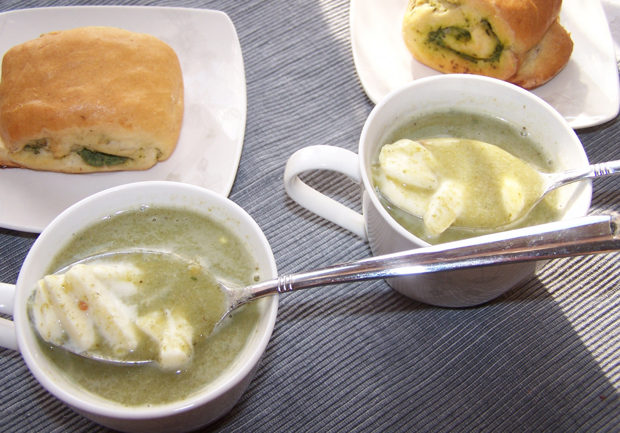 Zielony krem z mozzarellą, czyli zupa ziemniaczano-szpinakowa z dodatkiem czosnku :) foto