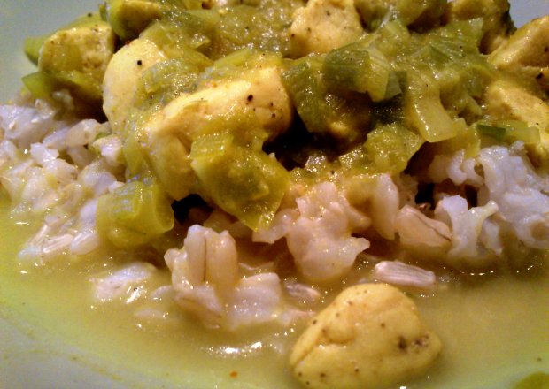 Fotografia przedstawiająca Zielony kurczak curry w porowym składzie