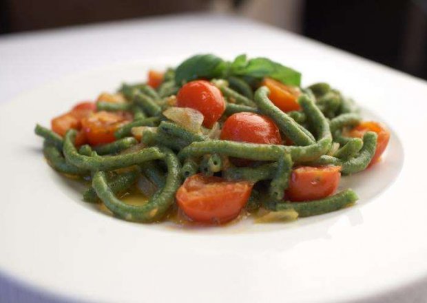 Fotografia przedstawiająca Zielony makaron bucatini z pomidorkami cherry Giancarlo Russo