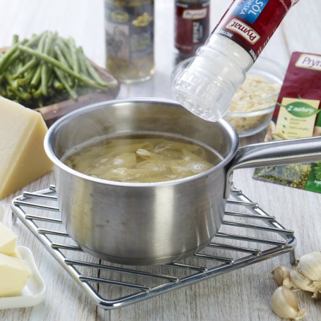 Krok 2 - Zielony makaron penne z fasolką szparagową, oliwkami i migdałami foto